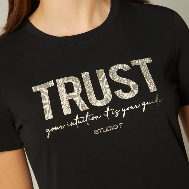 Camiseta manga corta estampado repujado